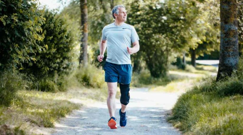 Orthesen können für Entlastung sorgen, sodass viele Betroffene trotz ihrer Arthrose wieder mobil sein können.