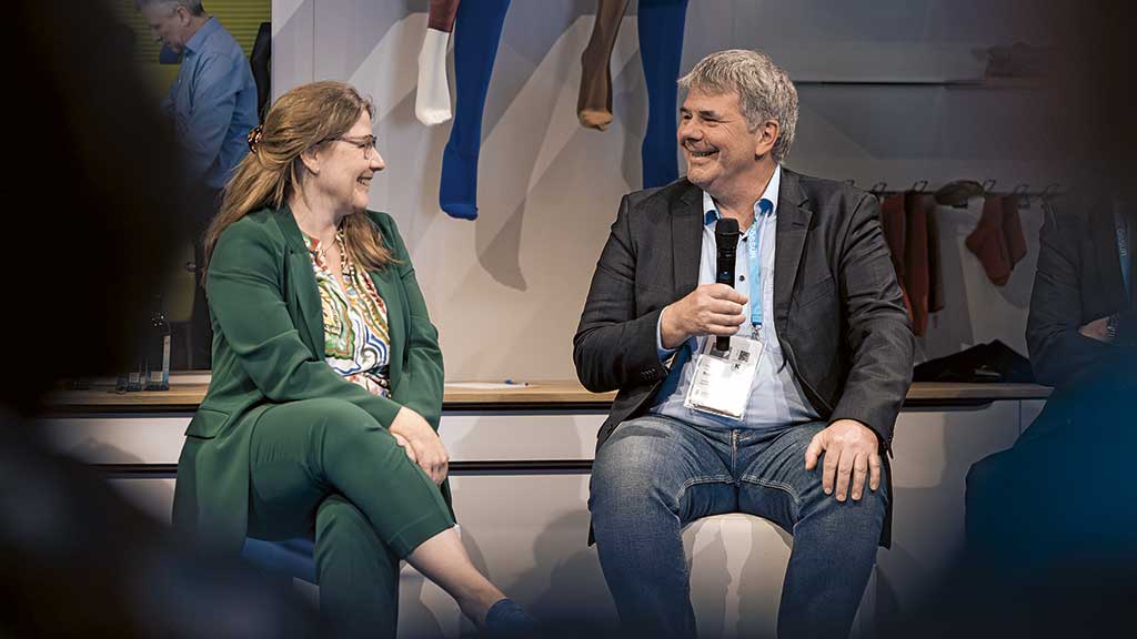 Prof. Frank Braatz und Kirsten Abel, Sprecherin des Präsidiums und Leitung Verbandskommunikation des BIV-OT, während einer ­Veranstaltung zum Thema elek­tronische Verordnung für orthopädische Hilfsmittel auf der OTWorld 2024. Foto: BIV-OT/Schlüter