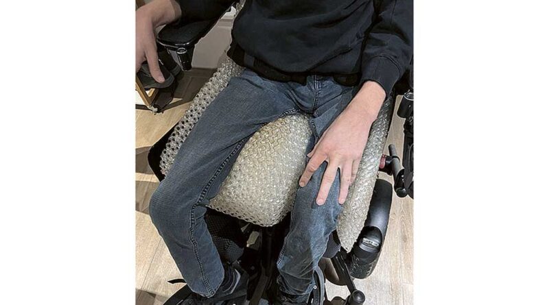 Durch den Druck konnte die Sitzschale in einem Produktionsschritt gefertigt werden. Größere Nachberarbeitungen – außer dem Beziehen mit Stoff – waren nicht nötig.