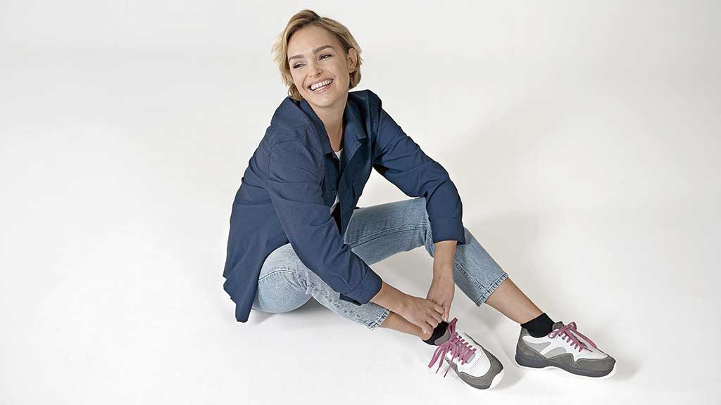 Bunte Details und Muster zieren die modernen Schuhmodelle. Foto: Schein Orthopädie Service KG