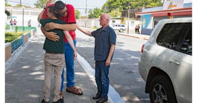 Die Freude ist groß: Für Jeison Rodriguez, den Mann mit den ­aktuell weltweit größten Füßen, fertigten Adrian (links) und ­Georg Wessels (rechts) passende Schuhe.