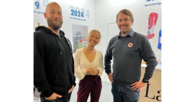 Die Messe bot reichlich Gelegenheit zum Netzwerken. Hier im Austausch: Laura Lang und Maik Toller (l.) von W. R. Lang mit OT-Programmleiter Michael Blatt.