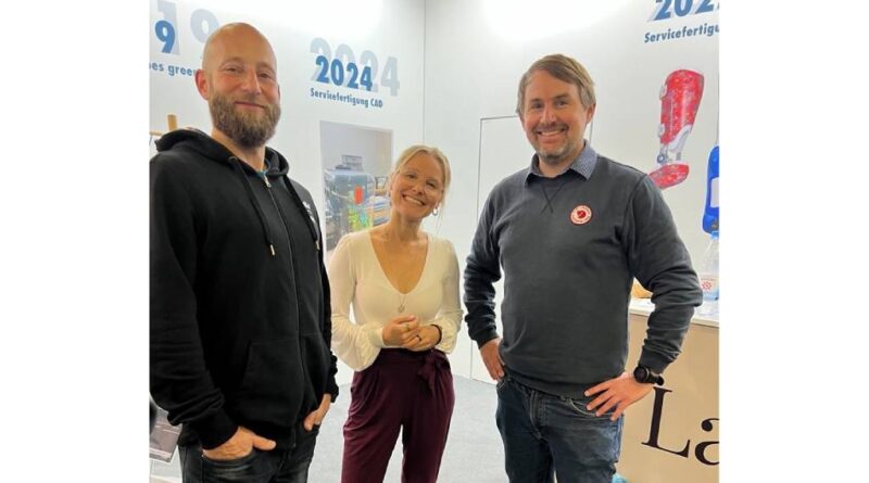 Die Messe bot reichlich Gelegenheit zum Netzwerken. Hier im Austausch: Laura Lang und Maik Toller (l.) von W. R. Lang mit OT-Programmleiter Michael Blatt.