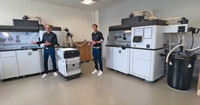 HP-Mulit-Jet-Fusion-Drucksystem: Neben den Druckern wird noch eine weitere Station zum Kühlen und „Auspacken“ der gedruckten Objekte benötigt.