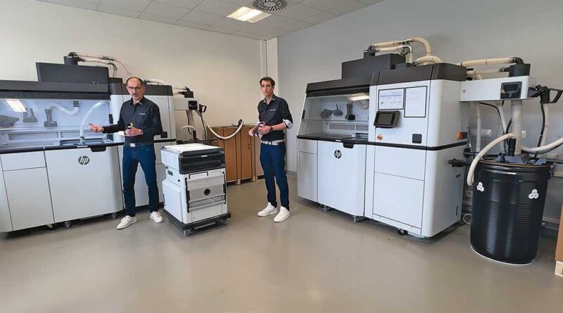 HP-Mulit-Jet-Fusion-Drucksystem: Neben den Druckern wird noch eine weitere Station zum Kühlen und „Auspacken“ der gedruckten Objekte benötigt.