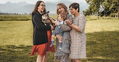 Seit 30 Jahren stellt Albrecht Hilfsmittel für Menschen mit Beeinträchtigungen her. Beate (rechts) gründete das Unternehmen 1995 mit ­ihrem mittlerweile verstorbenen Mann Erich. Tochter Irene (l.) stieß 2013 dazu, Sabine im Jahr 2016.