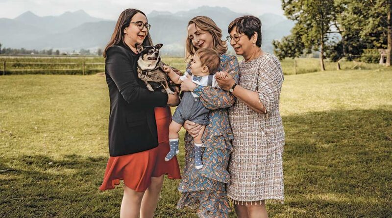 Seit 30 Jahren stellt Albrecht Hilfsmittel für Menschen mit Beeinträchtigungen her. Beate (rechts) gründete das Unternehmen 1995 mit ihrem mittlerweile verstorbenen Mann Erich. Tochter Irene (l.) stieß 2013 dazu, Sabine im Jahr 2016.