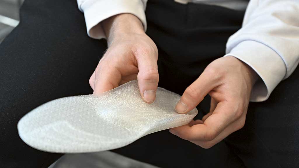 Verschiedene Shore-Härtegrade in einem Produktionsschritt sind dank 3D-Druck möglich und fühlbar. Foto: Springer Aktiv