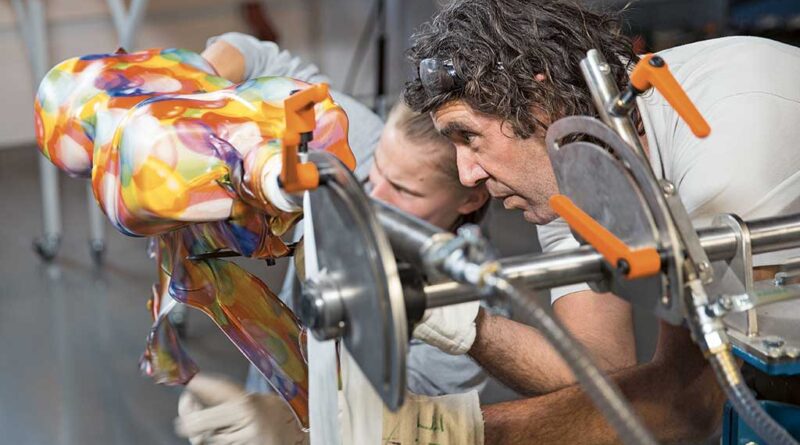 Das Tiefziehen des Modells erfolgt in Teamarbeit.