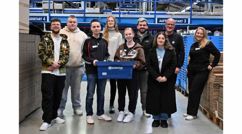 Bei der Werksführung lernten die Auszubildenden die Produktionsprozesse kennen.