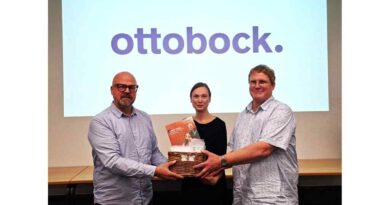 (V. l.): Sascha Niekamp, Ottobock, überreichte die Spende an Schulleiterin Vanessa Eick und Fachlehrer Ludger Lambrecht.