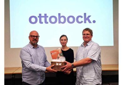 (V. l.): Sascha Niekamp, Ottobock, überreichte die Spende an Schulleiterin Vanessa Eick und Fachlehrer Ludger Lambrecht.