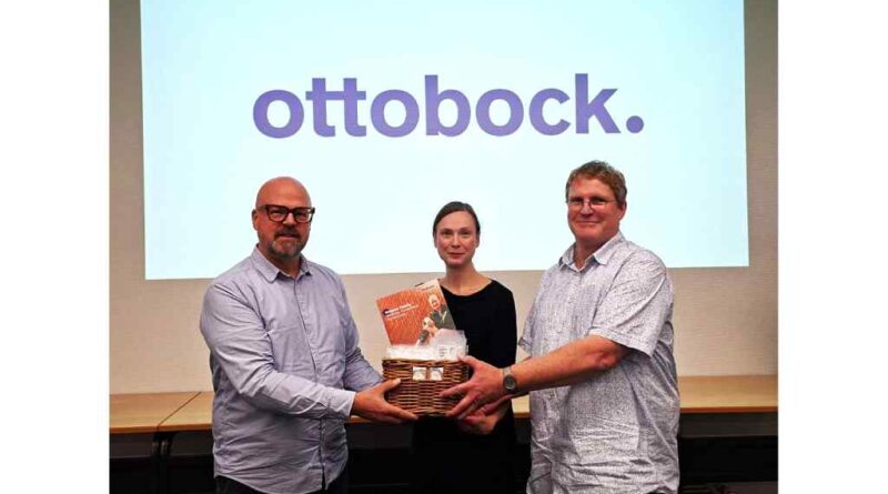 (V. l.): Sascha Niekamp, Ottobock, überreichte die Spende an Schulleiterin Vanessa Eick und Fachlehrer Ludger Lambrecht.