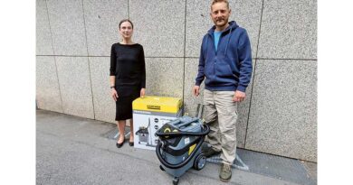 Schulleiterin Vanessa Eick und Fachlehrer Jan Becker freuen sich über die Spende für die Bufa-Werkstätten.