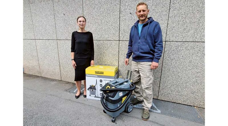 Schulleiterin Vanessa Eick und Fachlehrer Jan Becker freuen sich über die Spende für die Bufa-Werkstätten.