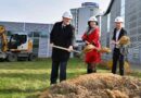 Rainer Berthan (l.), Katharina Dietrich (Vorstand Technik) und Julian Musiol (Leitung Logistik) setzen den symbolischen Spatenstich.