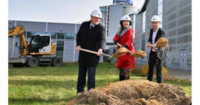 Rainer Berthan (l.), Katharina Dietrich (Vorstand Technik) und Julian Musiol (Leitung Logistik) setzen den symbolischen Spatenstich.