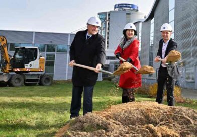 Rainer Berthan (l.), Katharina Dietrich (Vorstand Technik) und Julian Musiol (Leitung Logistik) setzen den symbolischen Spatenstich.