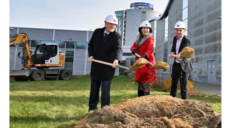 Rainer Berthan (l.), Katharina Dietrich (Vorstand Technik) und Julian Musiol (Leitung Logistik) setzen den symbolischen Spatenstich.