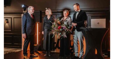 Frank und Ilona Hodey (l.) wurden von Personalleiterin Gudrun Hodey, Personalleitung, und Lars Kieroth, Geschäftsführer, für ihr Lebenswerk geehrt.