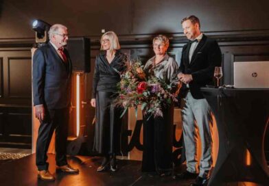 Frank und Ilona Hodey (l.) wurden von Personalleiterin Gudrun Hodey, Personalleitung, und Lars Kieroth, Geschäftsführer, für ihr Lebenswerk geehrt.
