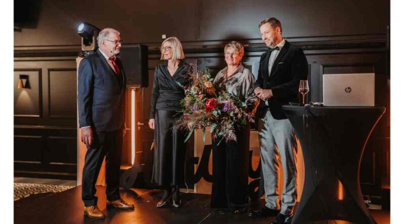 Frank und Ilona Hodey (l.) wurden von Personalleiterin Gudrun Hodey, Personalleitung, und Lars Kieroth, Geschäftsführer, für ihr Lebenswerk geehrt.