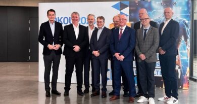 Vertreter der Technischen Orthopädie im Austausch mit den Kongresspräsidenten des DKOU zum Tag der Technischen Orthopädie (v. l.): Univ-Prof. Dr. Ulrich Stöckle (DGOU), Prof. Dr. Frank Braatz (VTO), Georg Blome (BIV-OT), Dr. Hartmut Stinus, Michael Schäfer (ISPO Deutschland), Stefan Middeldorf (DKOU), Prof. Dr. Christoph H. Lohmann (DKOU), Tino Sprekelmeyer (ISPO Deutschland), Alf Reuter (BIV-OT).