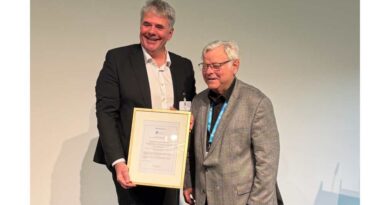 VTO-Präsident Prof. Frank Braatz (l.) überreicht Lutz Brückner die Ehrenurkunde in Berlin.