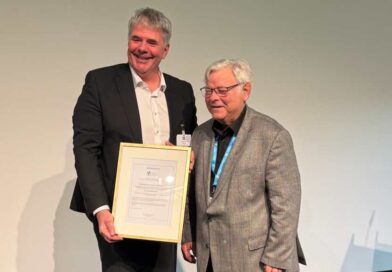 VTO-Präsident Prof. Frank Braatz (l.) überreicht Lutz Brückner die Ehrenurkunde in Berlin.