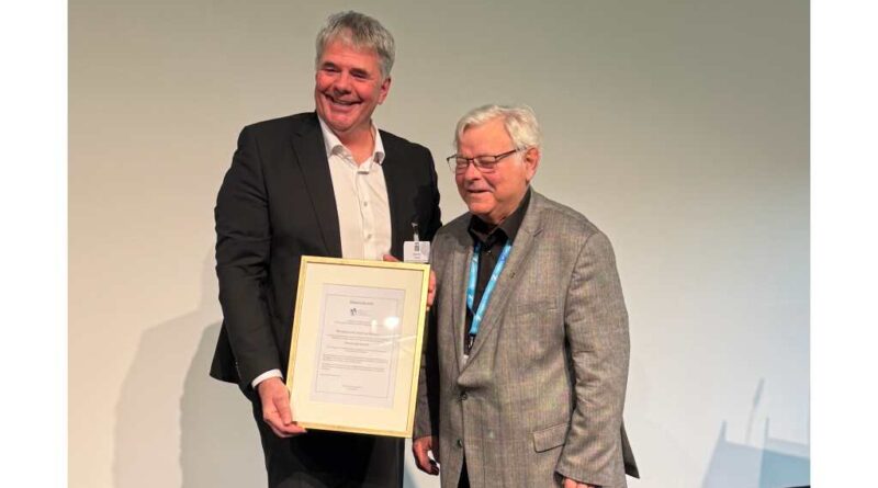 VTO-Präsident Prof. Frank Braatz (l.) überreicht Lutz Brückner die Ehrenurkunde in Berlin.