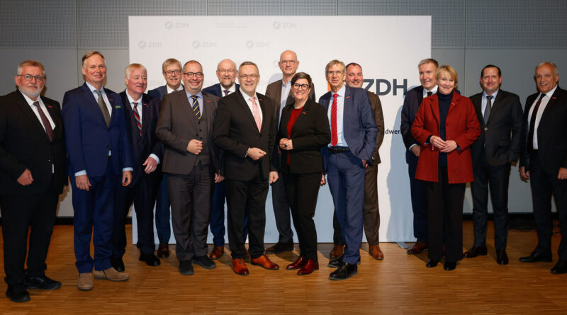 BIV-OT-Präsident Alf Reuter (8. v. l.) gehört ab sofort zum Kreis der 22 Präsidiumsmitglieder im Zentralverband des Deutschen Handwerks.