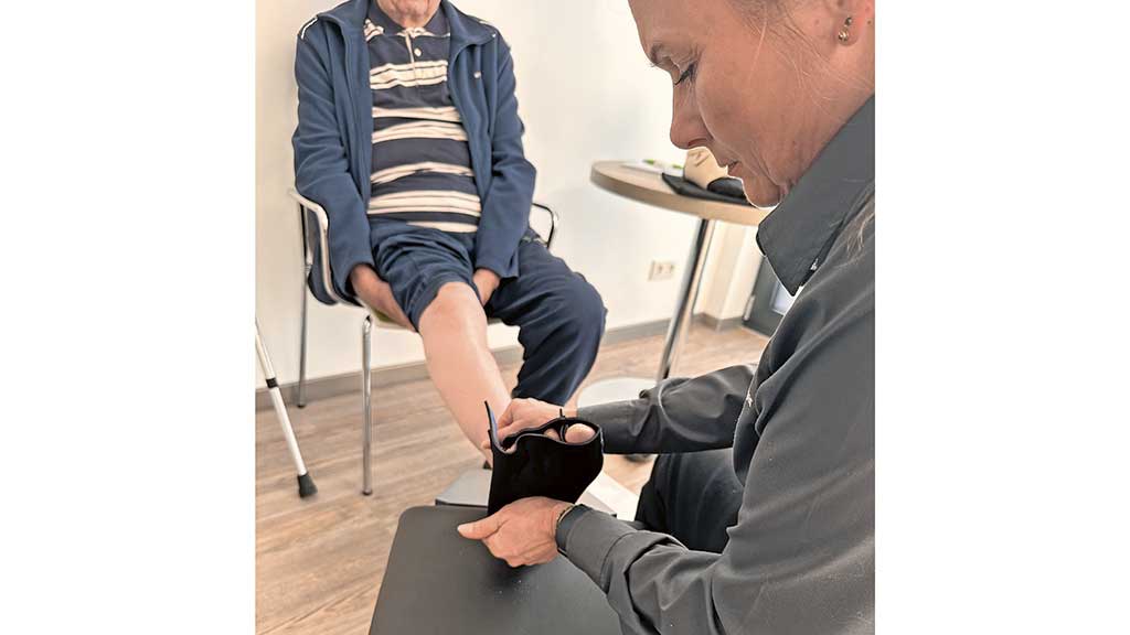 Druckaufbau auf die Zehen funktioniert mit den „ReadyWrap“ besonders gut. Foto: BIV-OT/Cordes