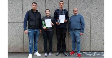 Lilly Melody Stach überzeugte die Jury um Martin Münch (l.) und Pierre Halley (r.) mit ihrem Prüfungsstück. Hinter ihr folgte Erik Seidel auf Platz 2.