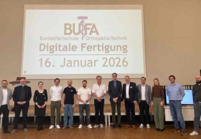 Referenten beim Bufa-Fortbildungslehrgang „Digitale Fertigung“ mit Biomechanik-Spezialist Dr. Waleed Alrawashdeh (l.) und Schulleiterin Vanessa Eick (3. v. l.).