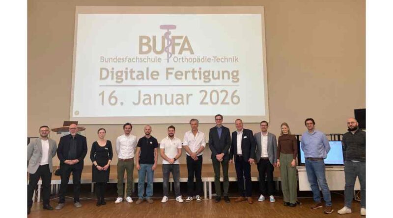 Referenten beim Bufa-Fortbildungslehrgang „Digitale Fertigung“ mit Biomechanik-Spezialist Dr. Waleed Alrawashdeh (l.) und Schulleiterin Vanessa Eick (3. v. l.).