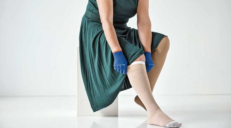 Ein Zweikomponentensystem wie das „VenoTrain ulcertec“ von Bauerfeind bietet in der Erhaltungsphase den notwendigen Druck, trägt dabei aber nicht auf. Die Kombination aus Unter- und Oberstrumpf erleichtert zudem das Anziehen der Kompression.