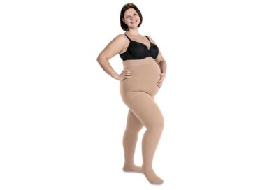 Für den Alltag sind Strumpf­hosen laut ­Fabian ­Straßer oft angenehmer als Strümpfe, da sie in keiner ­Situation rutschen und den Bauch „einpacken“.