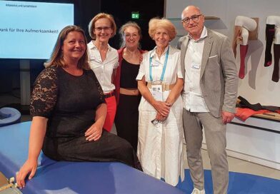 Bei der OTWorld 2026 wird Prof. Gerd Lulay drei Workshops moderieren. Worauf es bei der Versorgung von Patienten mit Lymphödem ankommt, das zeigte er 2024 mit (v. l.) Melanie Behrens, Petra Menkel, Felicitas Froitzheim und Dr. Gabriele Färber.
