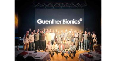 Auf Einladung von Guenther Bionics erlernten die Schülerinnen und Schüler der Bundesfachschule die praktische Versorgung mit dem MWK-Schaft.