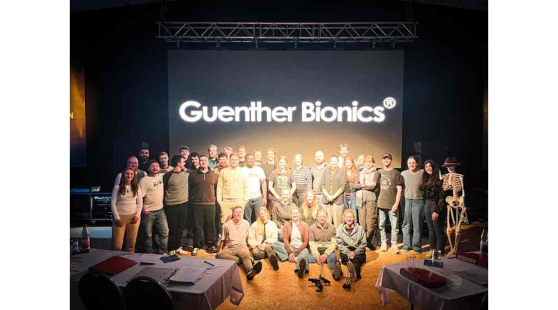 Auf Einladung von Guenther Bionics erlernten die Schülerinnen und Schüler der Bundesfachschule die praktische Versorgung mit dem MWK-Schaft.