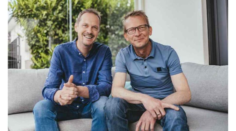 Veomedical, hier im Bild die beiden Geschäftsführer René Schiller und Martin Penckwitt (v. l.), und Lindhe Xtend bündeln ihre Kräfte auf dem deutschen Markt.