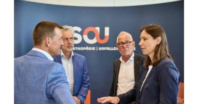 Beim VSOU 2024 tauschten sich die damaligen Kongresspräsidenten Dr. Martin Volz (links) und Univ.-Prof. Tina Histing (rechts) mit BIV-OT-Geschäftsführer Georg Blome (2. v l.) und BIV-OT-Vorstandsmitglied Matthias Bauche aus.