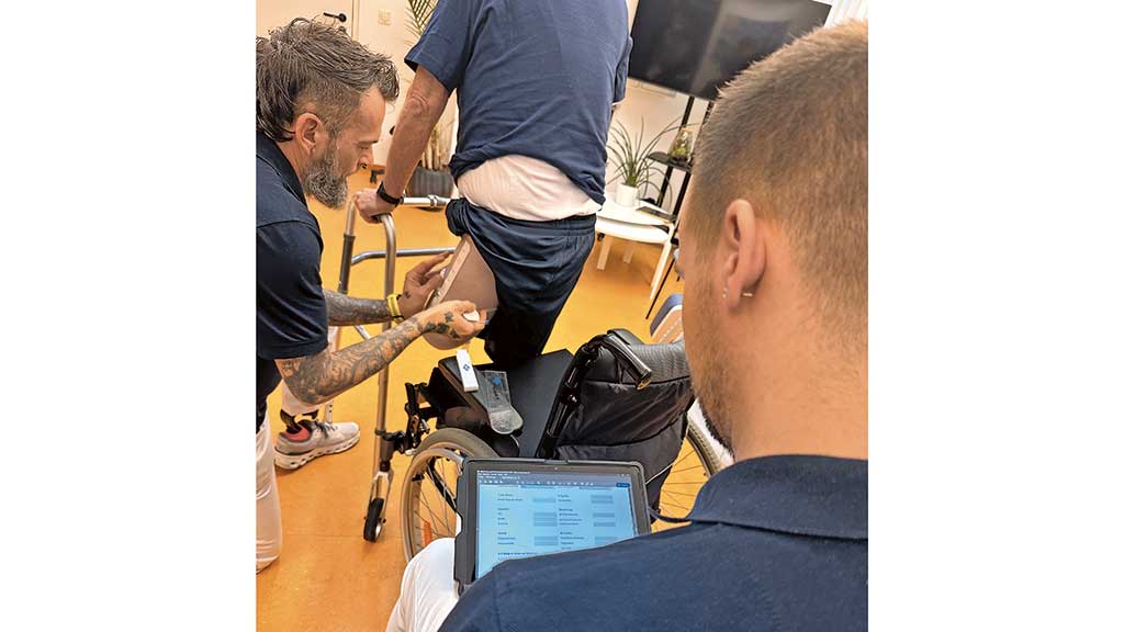 Analog trifft digital: Die Maßnahme erfolgt per Hand, die Daten werden dann in die digitale Patientenakte übertragen. Foto: BIV-OT/Cordes