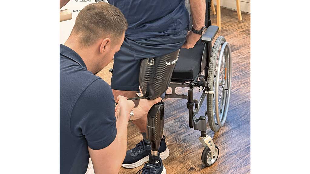 Bei dem ersten Anlegen der Definitivversorgung unterstützt Orthopädietechniker Michael Koehler den Patienten. Foto: BIV-OT/Cordes