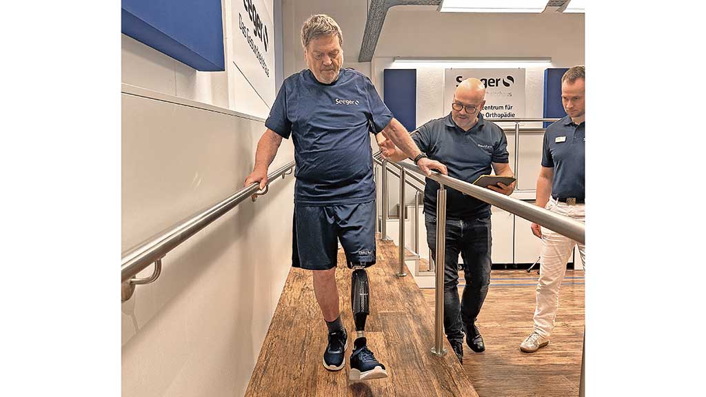 „Darf es ein bisschen mehr sein?“ OTM Wolf Schneider von Blatchford (Mitte) erweitert die Funktionen des Gelenks. Foto: BIV-OT/Cordes