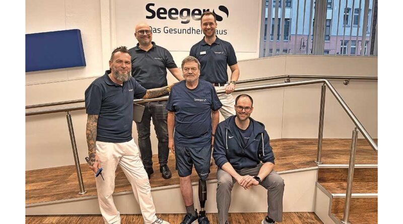 Ein interdisziplinäres Versorgungsteam aus Technikern und Therapeuten kümmerte sich um Wolfgang Hager (Mitte).