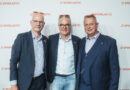 Walter Michael ­Leuthe, Geschäftsführender ­Gesellschafter Sporlastic GmbH & Co. KG (Mitte), mit BIV-OT-Präsident Alf Reuter (l.) und Vizepräsident Albin Mayer bei der Standparty 2024.
