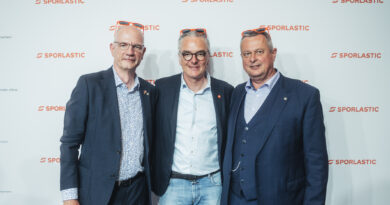 Walter Michael ­Leuthe, Geschäftsführender ­Gesellschafter Sporlastic GmbH & Co. KG (Mitte), mit BIV-OT-Präsident Alf Reuter (l.) und Vizepräsident Albin Mayer bei der Standparty 2024.
