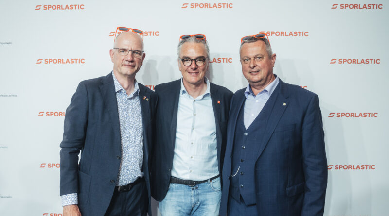 Walter Michael ­Leuthe, Geschäftsführender ­Gesellschafter Sporlastic GmbH & Co. KG (Mitte), mit BIV-OT-Präsident Alf Reuter (l.) und Vizepräsident Albin Mayer bei der Standparty 2024.