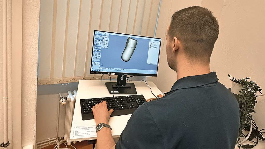 Mit dem Programm „Freeform“ konstruiert Michael Koehler ­digital den Schaft. Foto: BIV-OT/Cordes